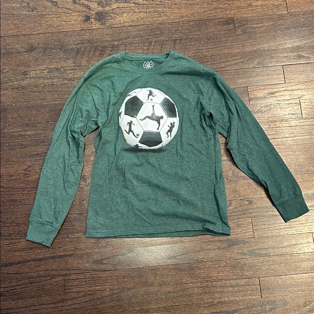 Wes and Willy Boys Green Long Sleeve Soccer Graphic Tee Size Medium